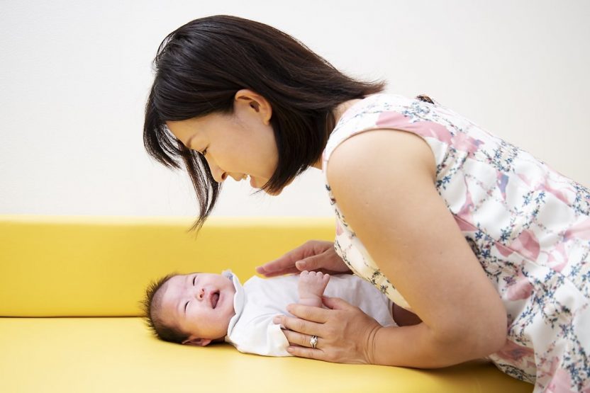 赤ちゃんに話しかける母親